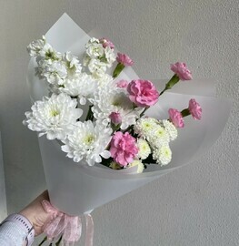 A sweet, delicate bouquet with bush chrysanthemum, carnation and mattiola