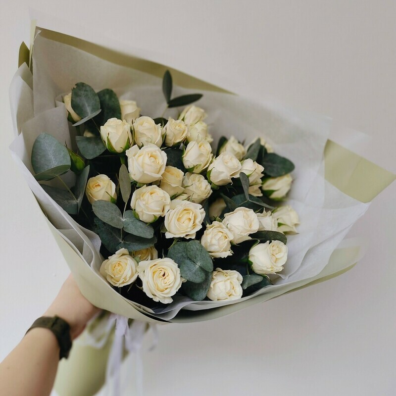 Стильный букет из белых кустовых роз "Белоснежка", стандартный