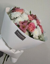 Buket iz kustovoj hrizantemi, al_stromerii i roz