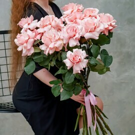 15 розовых эквадорских роз Би Свит с атласной лентой