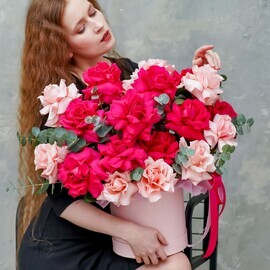 19 розовых и малиновых эквадорских роз в шляпной коробке