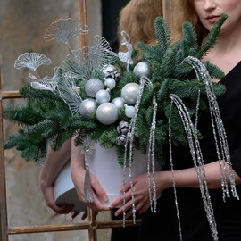 Novogodnyaya kompozitciya v shlyapnoj korobke "Serebro zimi"