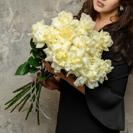 15 белых эквадорских роз Мондиаль с атласной лентой