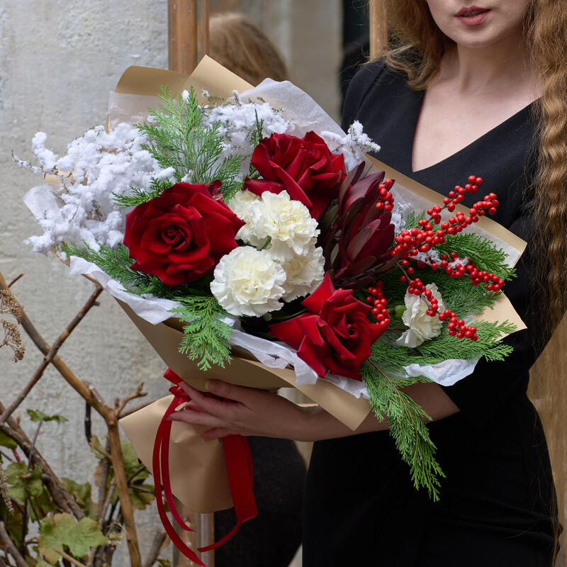 Зимний букет с розами и гвоздикой "Зачарованный лес", стандартный