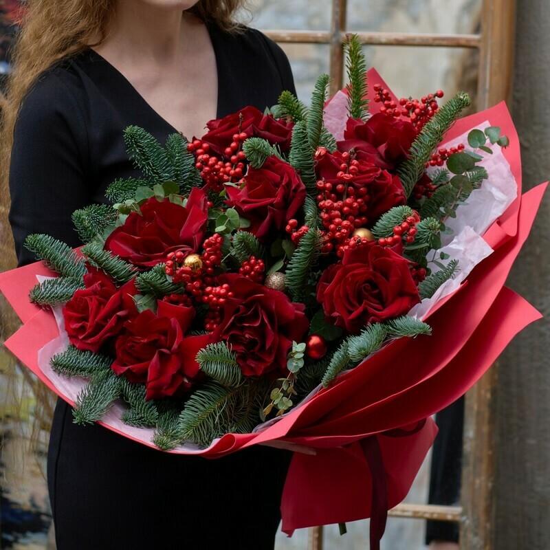 Зимний букет с красными розами "Бархатная хвоя", стандартный