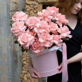 19 rozovih ekvadorskih roz v shlyapnoj korobke