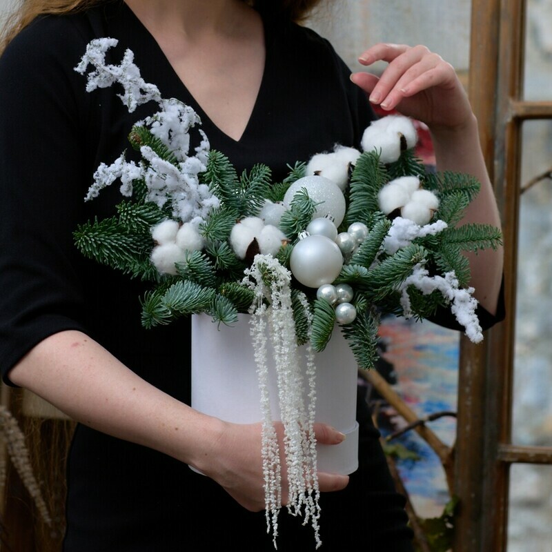 Зимняя композиция в шляпной коробке "Белый иней", стандартный