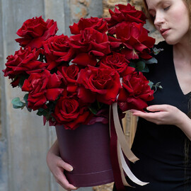 19 krasnih ekvadorskih roz v shlyapnoj korobke