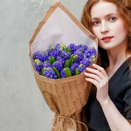25 синих гиацинтов в крафт бумаге