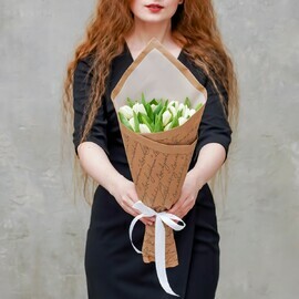 15 белых тюльпанов в крафт бумаге