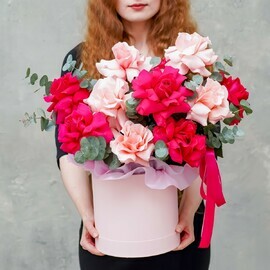 11 розовых и малиновых эквадорских роз в шляпной коробке