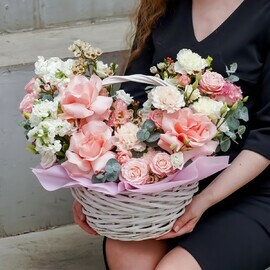 Розы, гвоздики, маттиола и эустома в корзине "Магия сада"