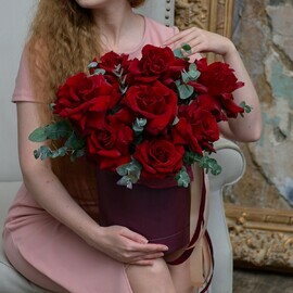 11 krasnih ekvadorskih roz v shlyapnoj korobke