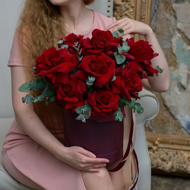 11 красных эквадорских роз в шляпной коробке, стандартный