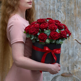 25 krasnih roz s evkaliptom v shlyapnoj korobke