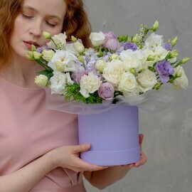 Gortenziya, kustovie rozi i eustoma v korobke "Lilu"