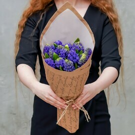 15 синих гиацинтов в крафт бумаге