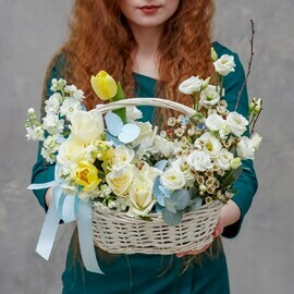Тюльпаны, эустома, маттиола и хризантема в корзине "Теплый мотив"