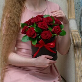 15 krasnih roz v korobke
