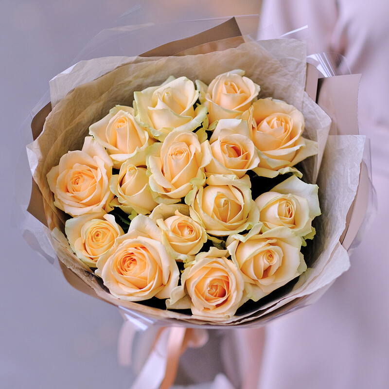 С нежностью к любимой, 15 кремовых роз