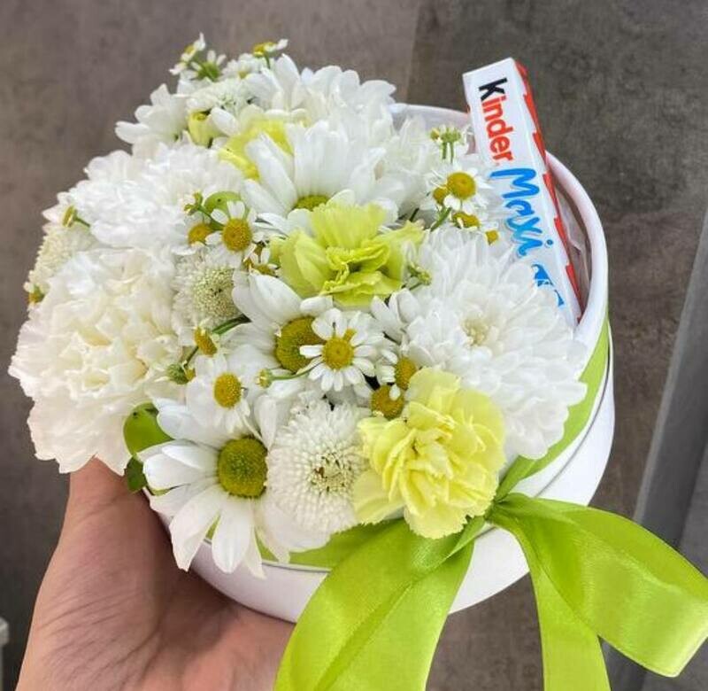 Хризантемы, диантусы и шоколад Kinder в коробке, стандартный