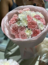 Buket iz pionovidnih kustovih roz i diantusov