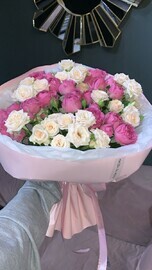 Букет из кустовых пионовидных роз