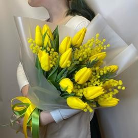 Buket iz 15 zhyoltih Tyul_panov i mimoz