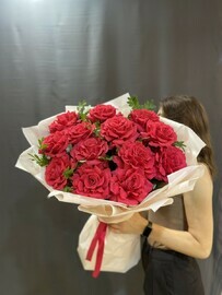 Buket iz malinovih frantcuzskih roz