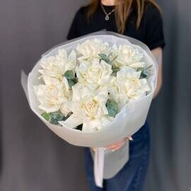 Букет из белых роз с листьями эвкалипта