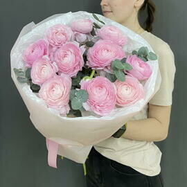 Buket iz ranunkulyusov s evkaliptom