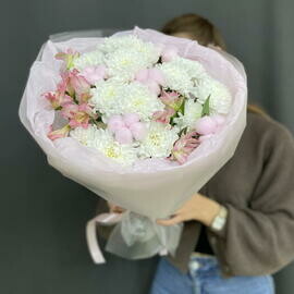 Buket iz hrizantem hlopka s al_stromeriej