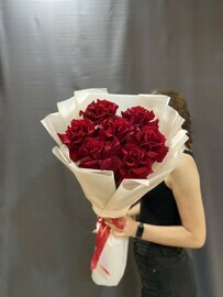 Buket iz 7 krasnih roz