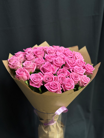 35 розовых роз в крафт бумаге