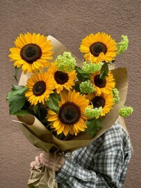 Solnechnij buket s podsolnuhami