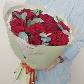 Krasnaya roza 15 sht v bukete s evkaliptom