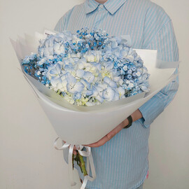 Нежная голубая гортензия премиум - 3 шт в букете с гипсофилой