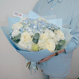 Элегантная нежность - голубая гортензия с 5-ю белыми розами и эустомой