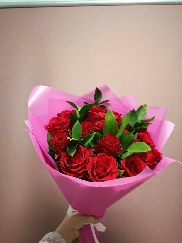 21 роза Кения с рускусом, 21 роза кения