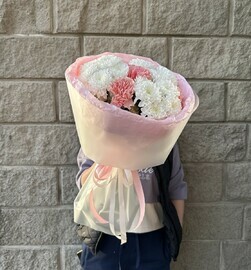 Букет из кустовых хризантем с розовыми диантусами