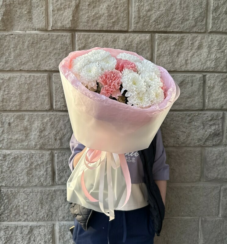 Букет из кустовых хризантем с розовыми диантусами, стандартный