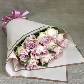 11 кенийских роз в упаковке