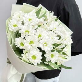 Buket s hrizantemoj i al_stromeriej v oformlenii