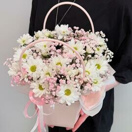 Kompozitciya v sumochke iz kustovoj hrizantemi romashka i rozovoj gipsofili