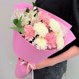 Buket diantusi gvozdiki, kustovaya hrizantema i al_stromeriya