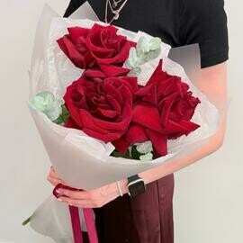 Букет красные французские розы и эвкалипт