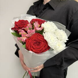 Buket krasnie rozi, hrizantema i al_stromeriya