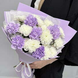 Buket lavandovie gvozdiki (diantusi) i hrizantema