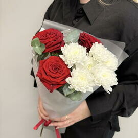 Buket iz krasnih roz i hrizantemi