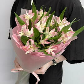 Buket iz rozovih al_stromerij